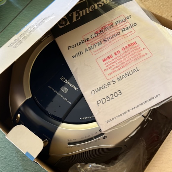 Emerson, portable CD – R/RW player with am/FM stereo, radio - Picture 3 of 9